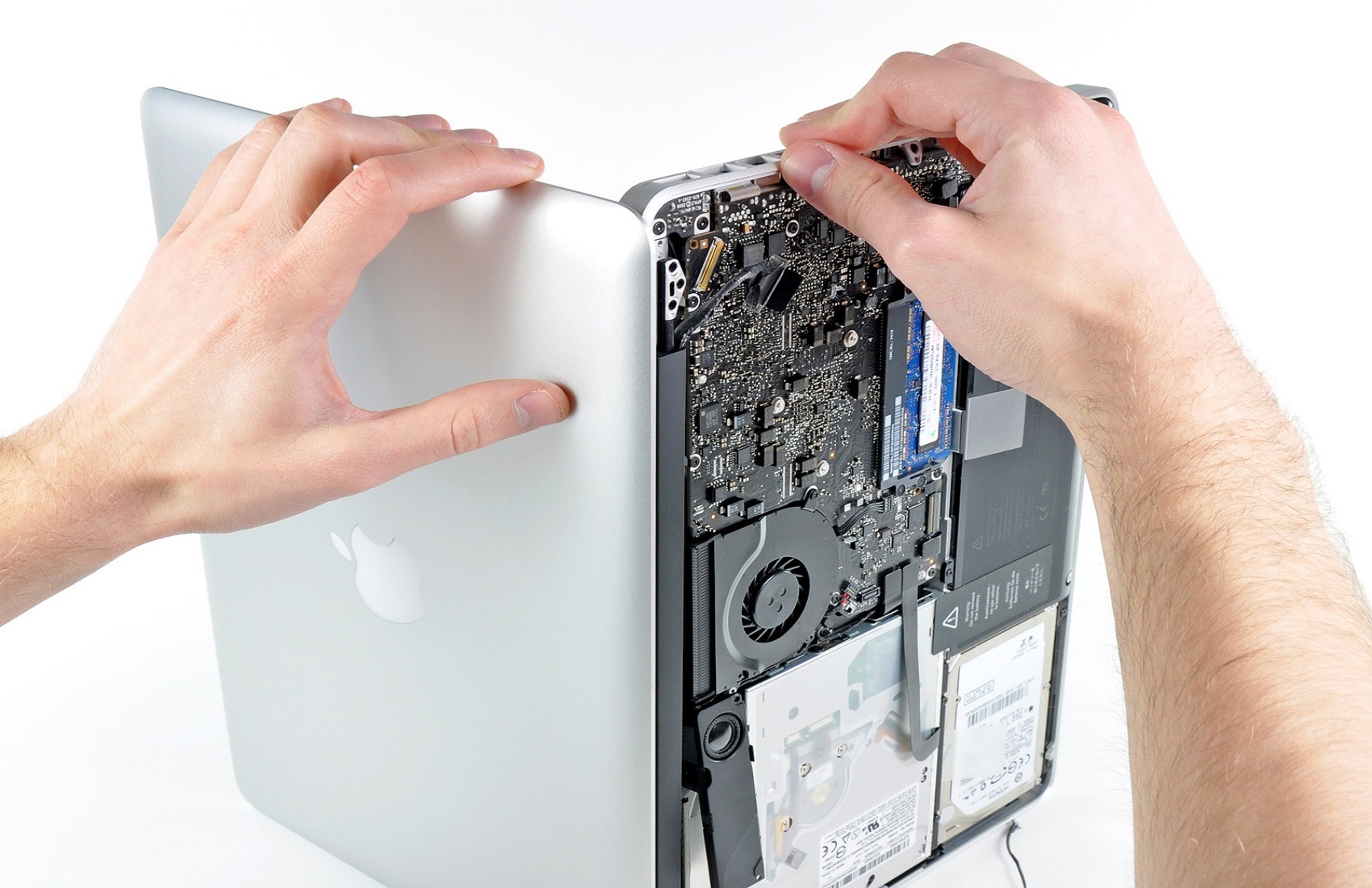 Мастер ремонтирует ноутбук Apple