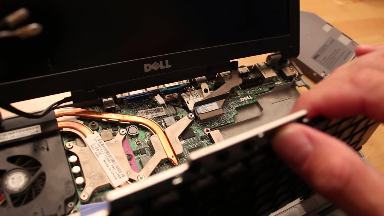 Мастер ремонтирует ноутбук Dell