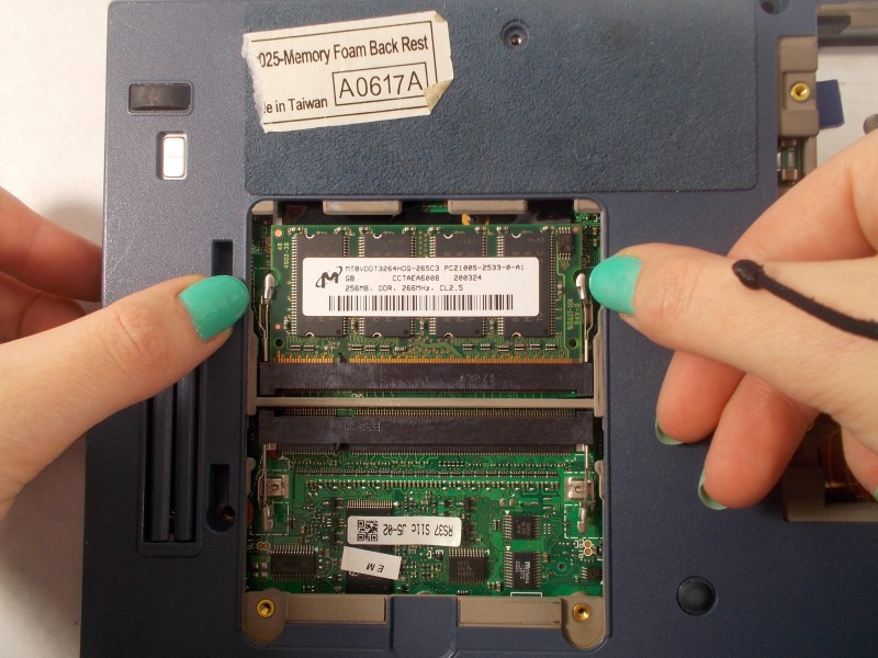 Мастер ремонтирует ноутбук Fujitsu Lifebook S6120