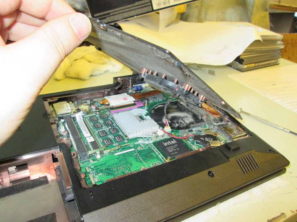 Мастер ремонтирует ноутбук Lenovo
