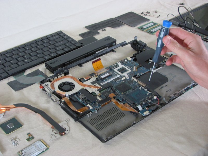 Мастер ремонтирует ноутбук Sony Vaio PCG-6J2L