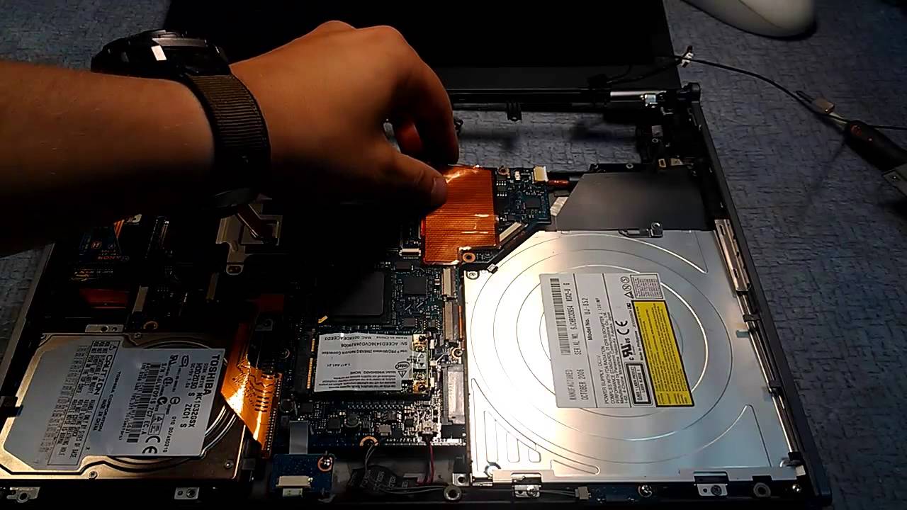 Мастер ремонтирует ноутбук Toshiba