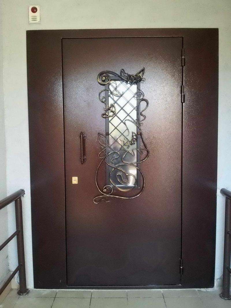 Вмонтированная металлическая тамбурная дверь